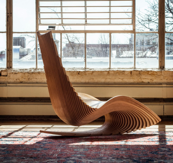 这款造型独特的椅子叫做 diwani,出自设计师 ae superlab 之手,灵感