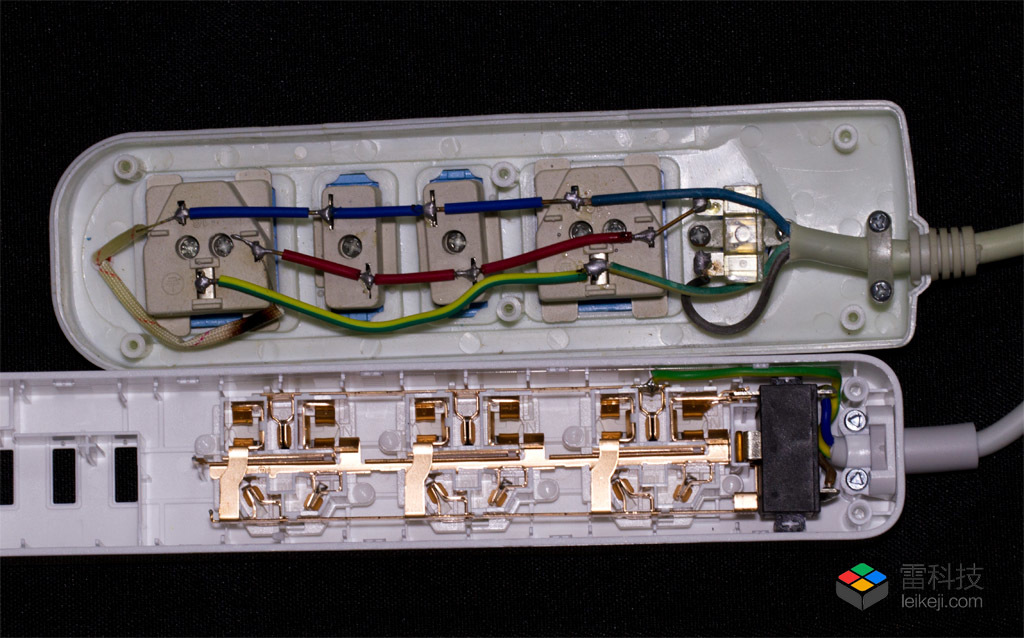 制造工艺相当考究,通过分拆插线板查看内部结构,插线板的零部件采用的