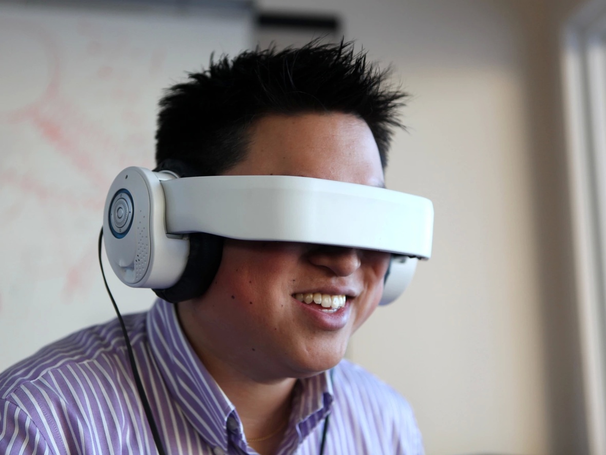 头戴式设备Glyph  配视网膜屏幕的个人移动影院