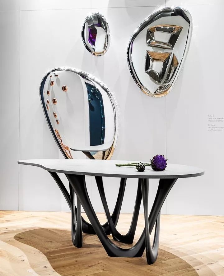 这金属家具看起来像气泡